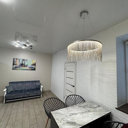 Vip Apartment У Центрі Міста, Новобуджк Театральний,Дуже Простора 罗夫诺 外观 照片