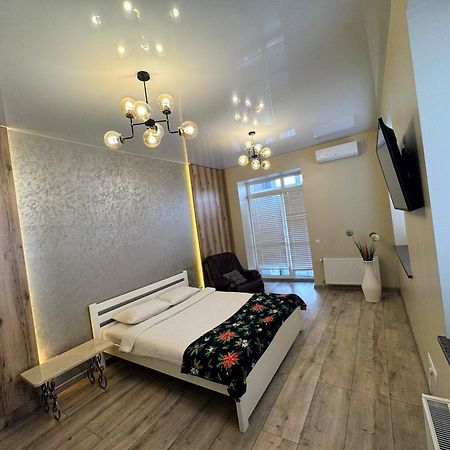 Vip Apartment У Центрі Міста, Новобуджк Театральний,Дуже Простора 罗夫诺 外观 照片
