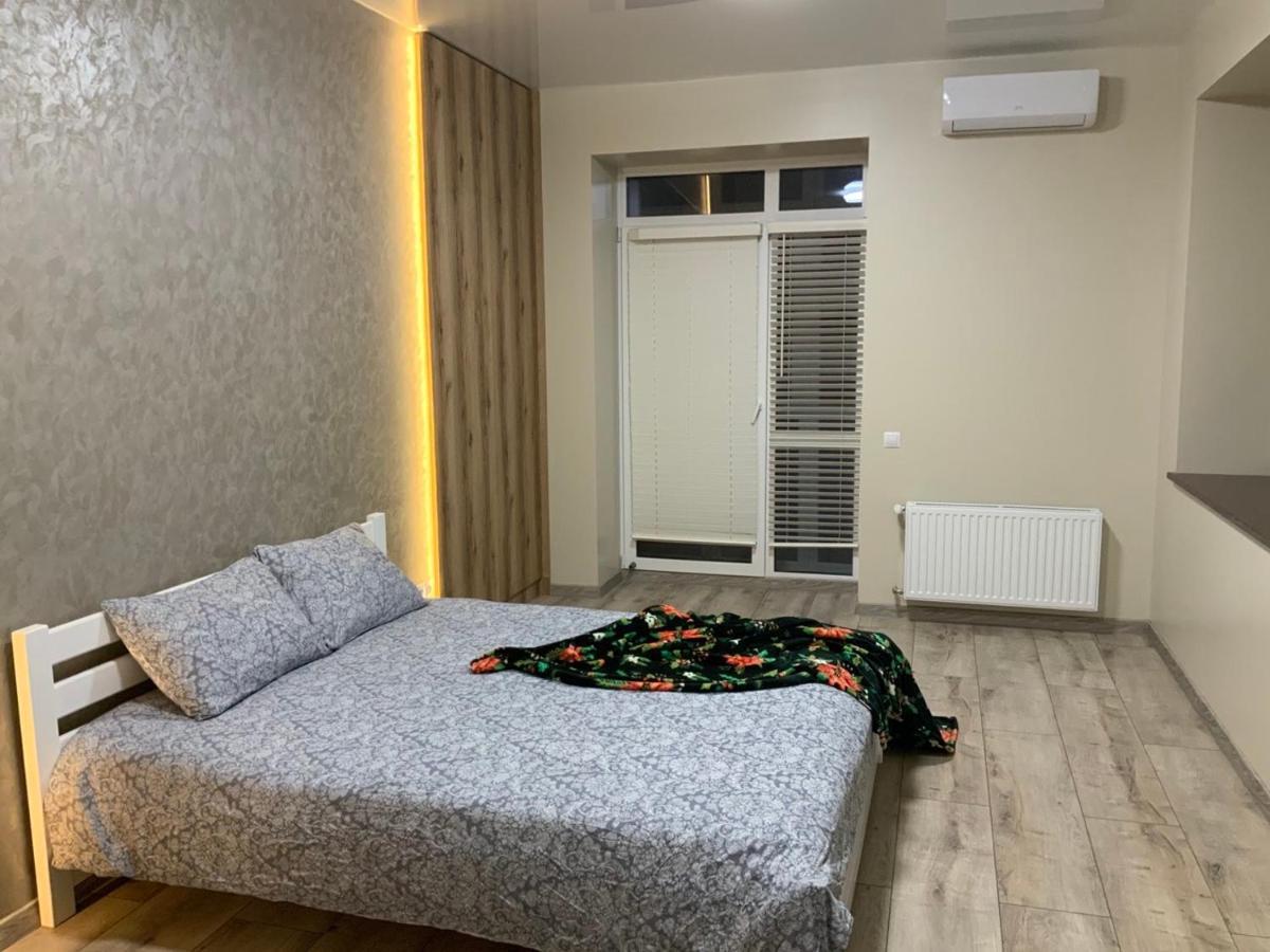 Vip Apartment У Центрі Міста, Новобуджк Театральний,Дуже Простора 罗夫诺 外观 照片