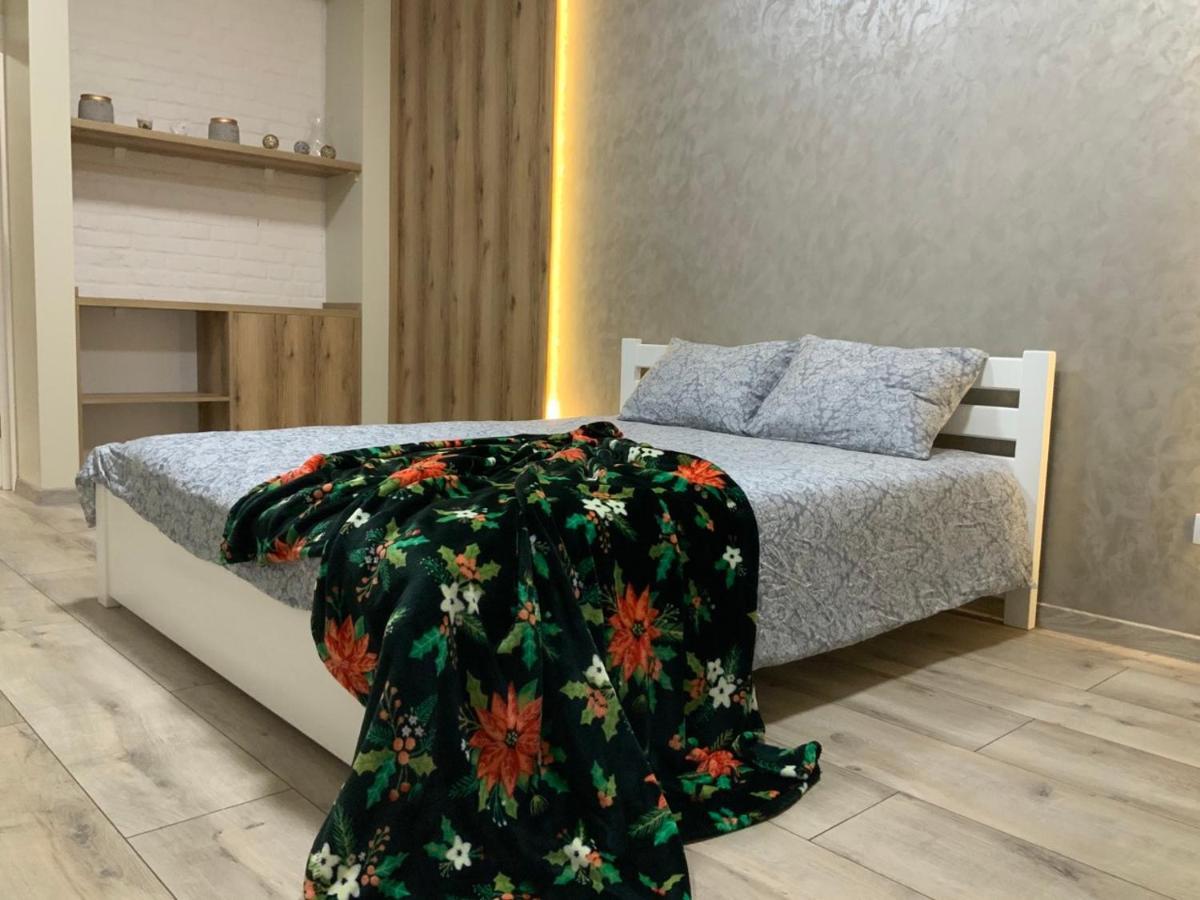 Vip Apartment У Центрі Міста, Новобуджк Театральний,Дуже Простора 罗夫诺 外观 照片