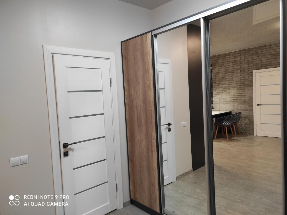 Vip Apartment У Центрі Міста, Новобуджк Театральний,Дуже Простора 罗夫诺 外观 照片