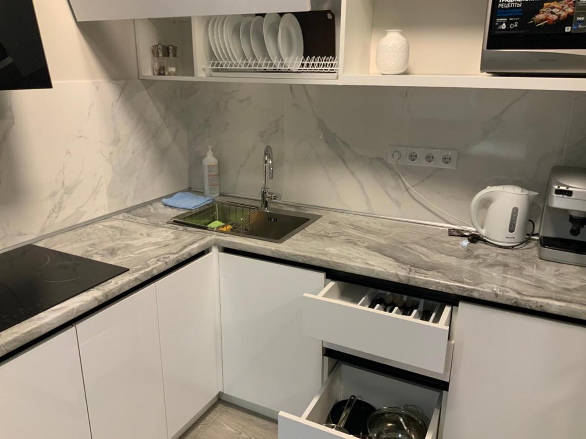 Vip Apartment У Центрі Міста, Новобуджк Театральний,Дуже Простора 罗夫诺 外观 照片