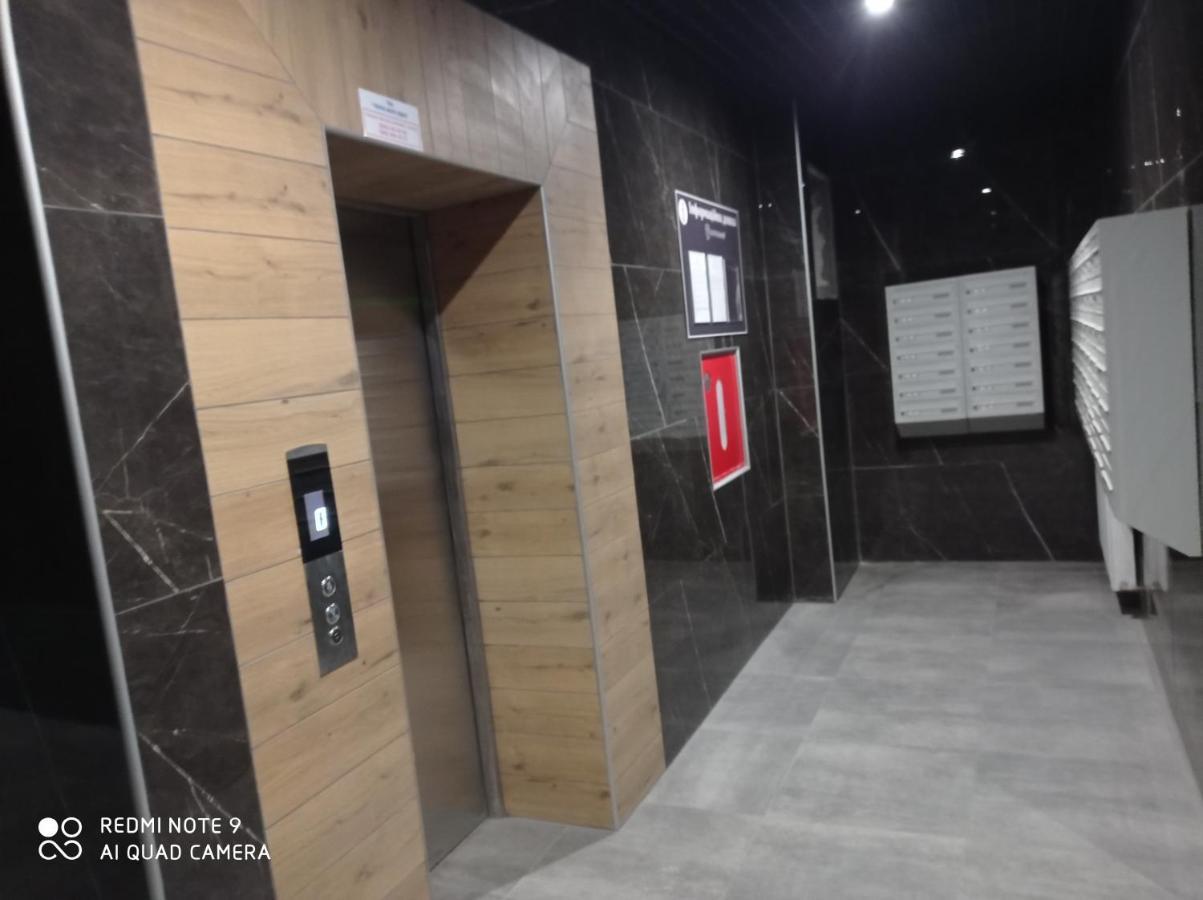 Vip Apartment У Центрі Міста, Новобуджк Театральний,Дуже Простора 罗夫诺 外观 照片