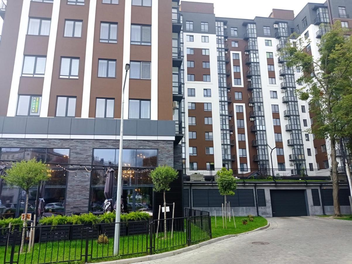 Vip Apartment У Центрі Міста, Новобуджк Театральний,Дуже Простора 罗夫诺 外观 照片