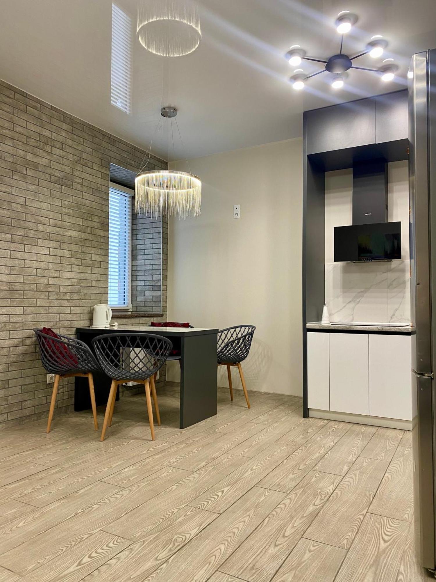 Vip Apartment У Центрі Міста, Новобуджк Театральний,Дуже Простора 罗夫诺 外观 照片