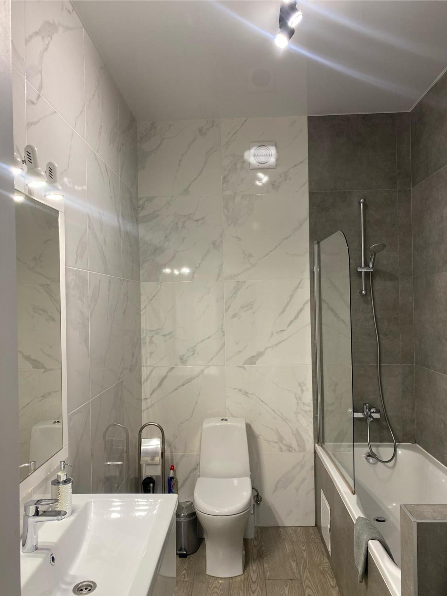 Vip Apartment У Центрі Міста, Новобуджк Театральний,Дуже Простора 罗夫诺 外观 照片