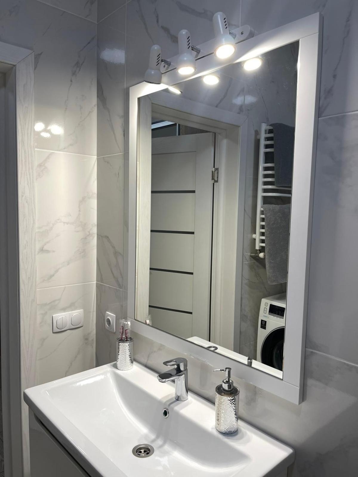 Vip Apartment У Центрі Міста, Новобуджк Театральний,Дуже Простора 罗夫诺 外观 照片