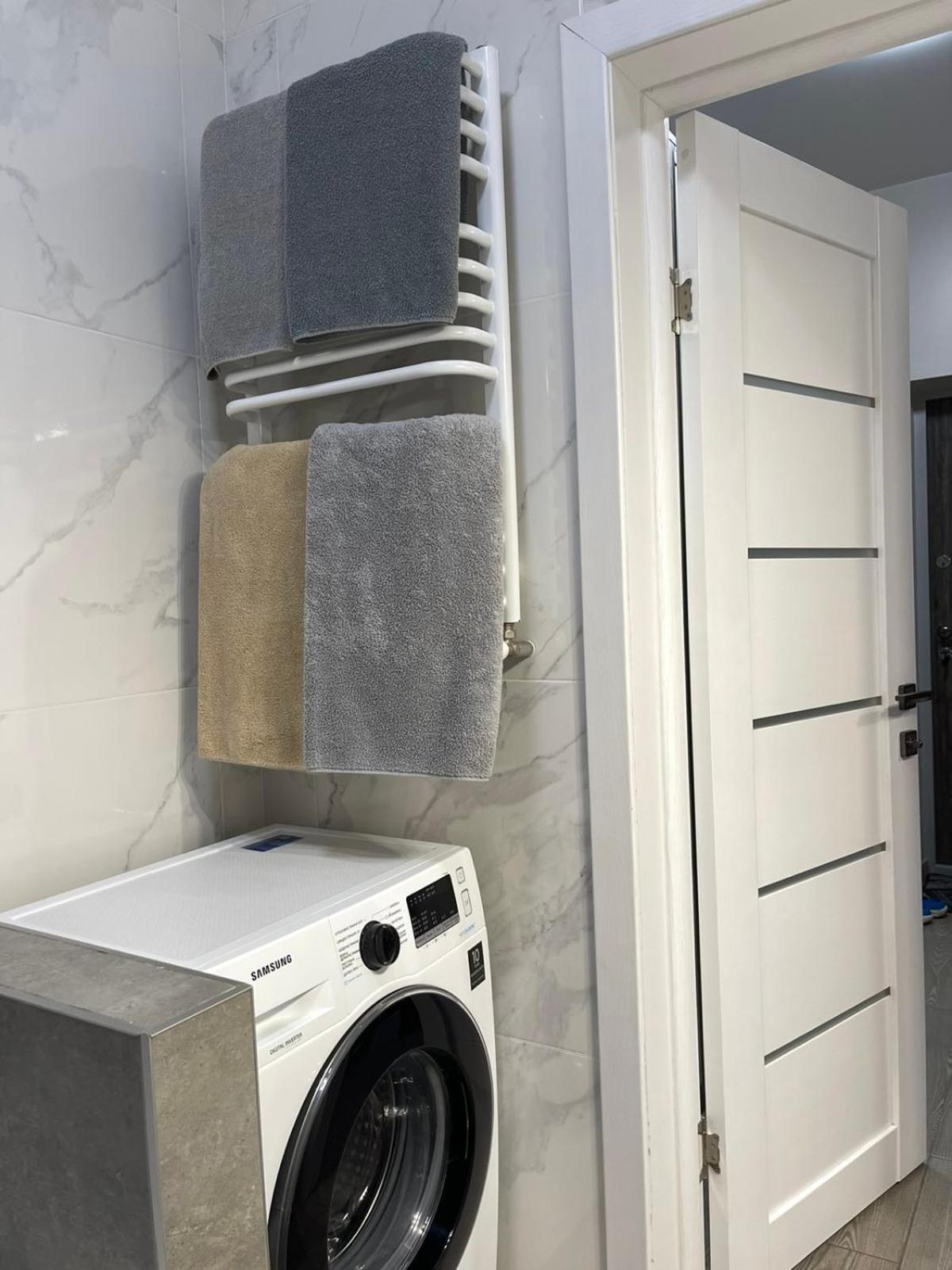 Vip Apartment У Центрі Міста, Новобуджк Театральний,Дуже Простора 罗夫诺 外观 照片