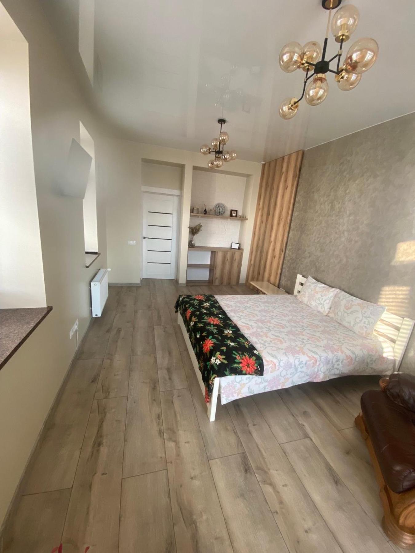 Vip Apartment У Центрі Міста, Новобуджк Театральний,Дуже Простора 罗夫诺 外观 照片