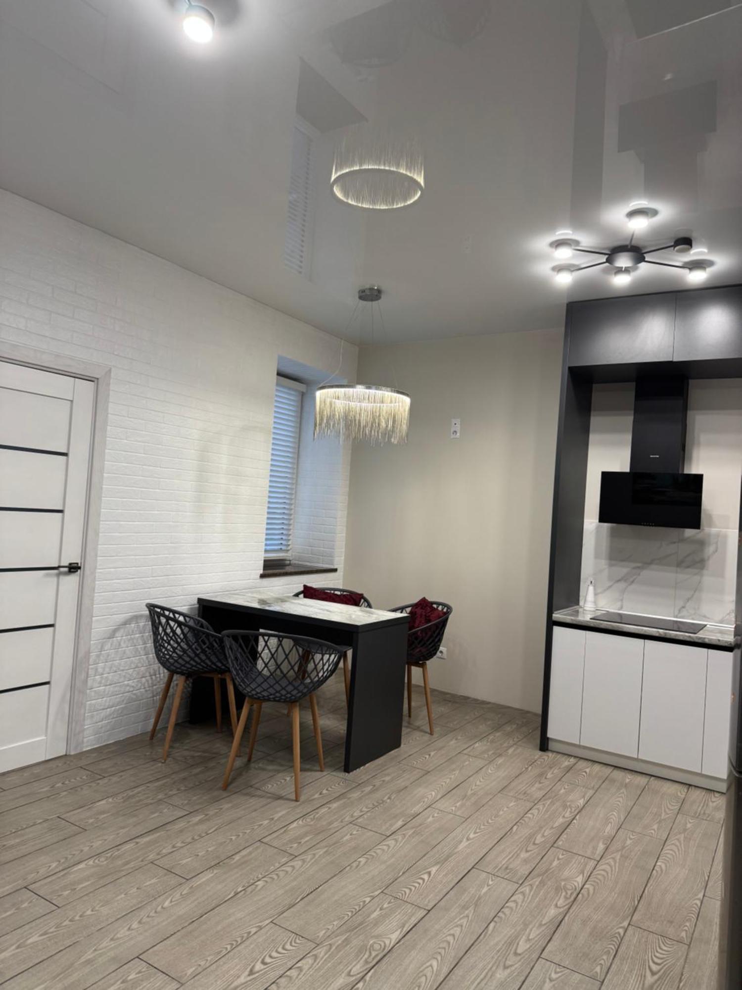 Vip Apartment У Центрі Міста, Новобуджк Театральний,Дуже Простора 罗夫诺 外观 照片