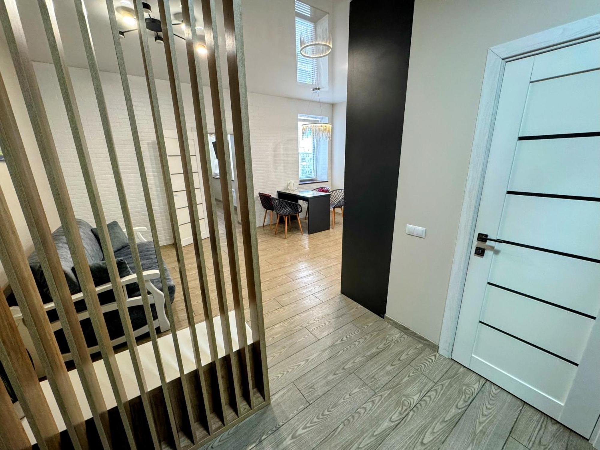 Vip Apartment У Центрі Міста, Новобуджк Театральний,Дуже Простора 罗夫诺 外观 照片