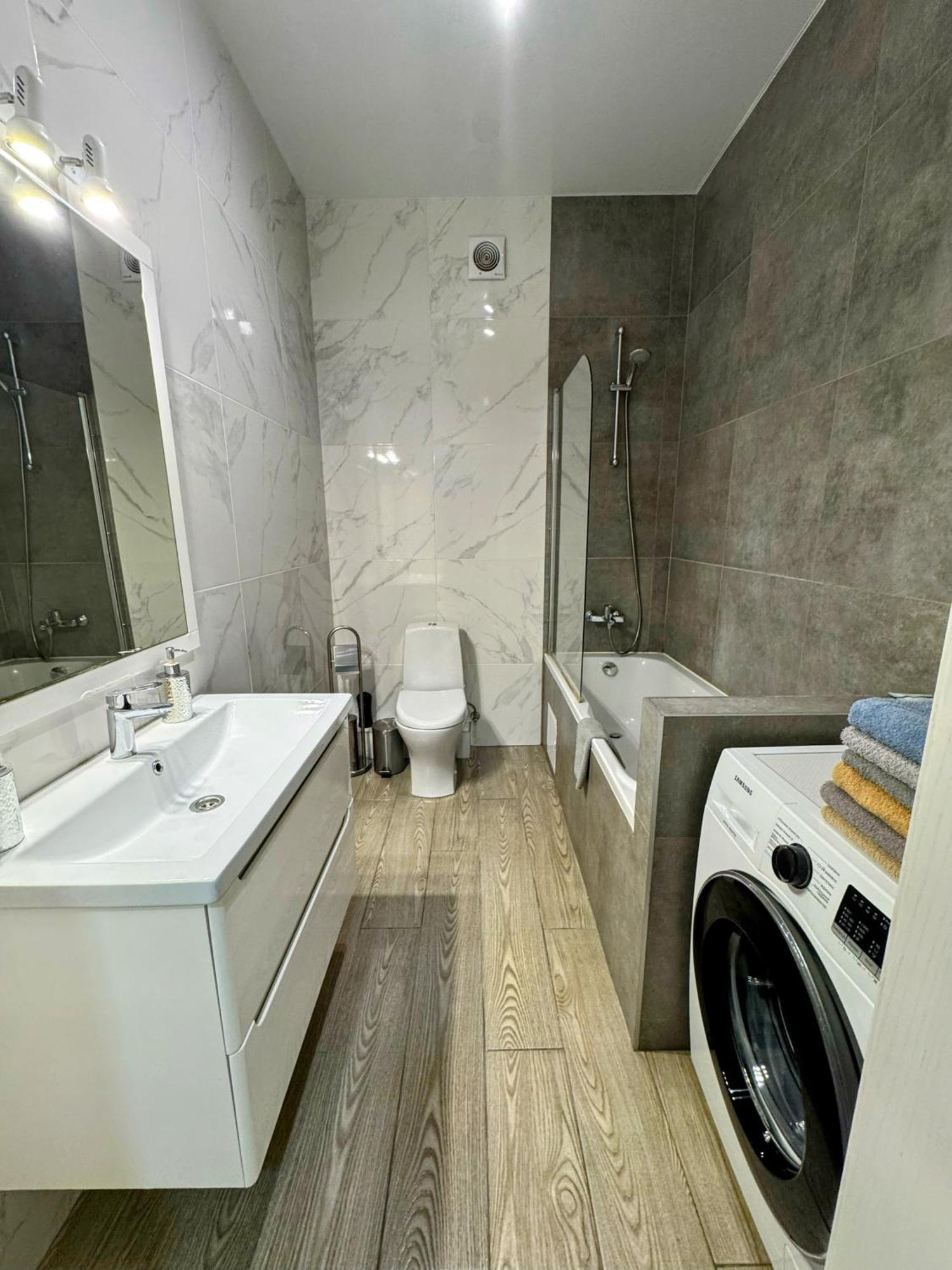 Vip Apartment У Центрі Міста, Новобуджк Театральний,Дуже Простора 罗夫诺 外观 照片