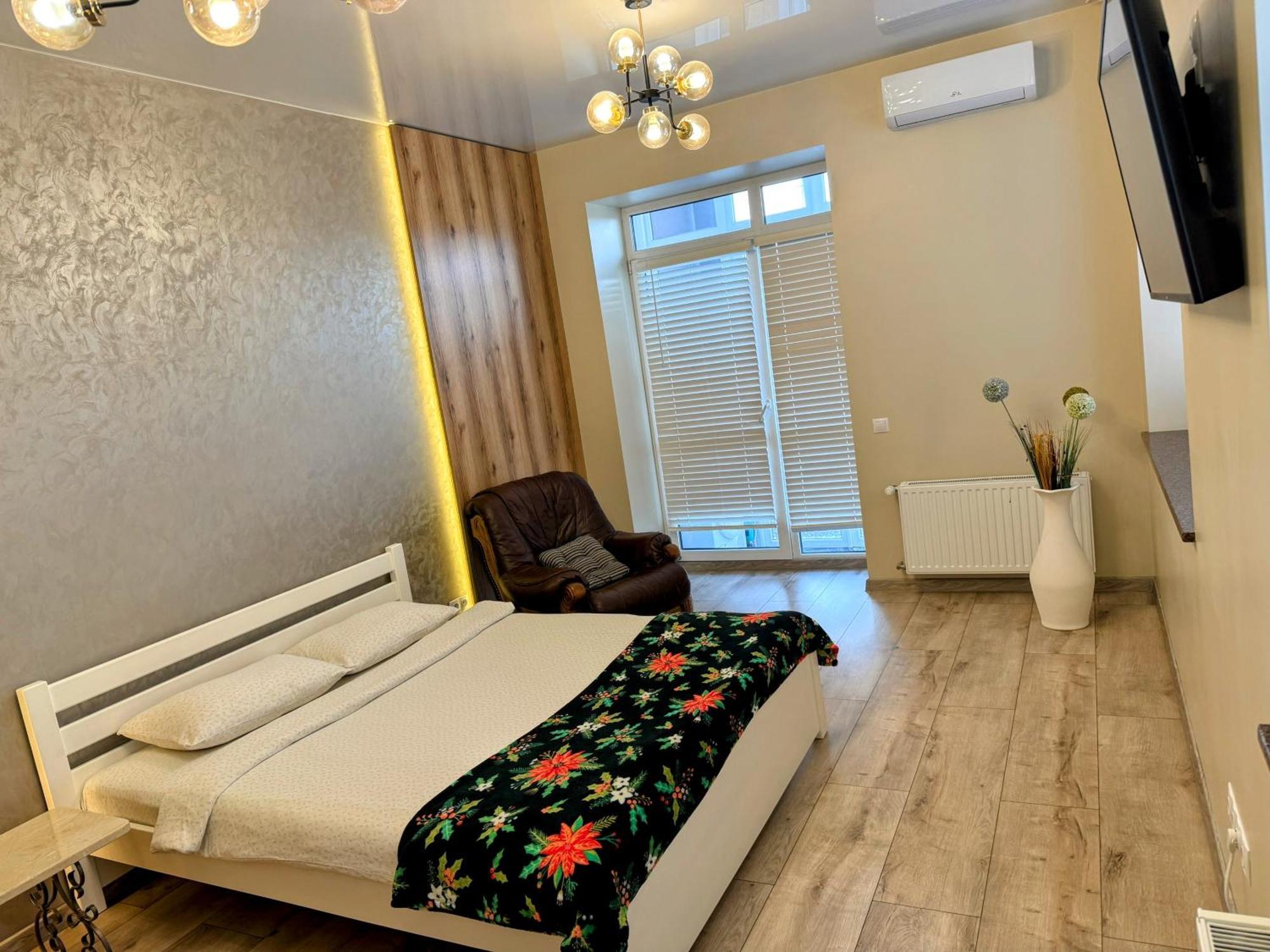 Vip Apartment У Центрі Міста, Новобуджк Театральний,Дуже Простора 罗夫诺 外观 照片