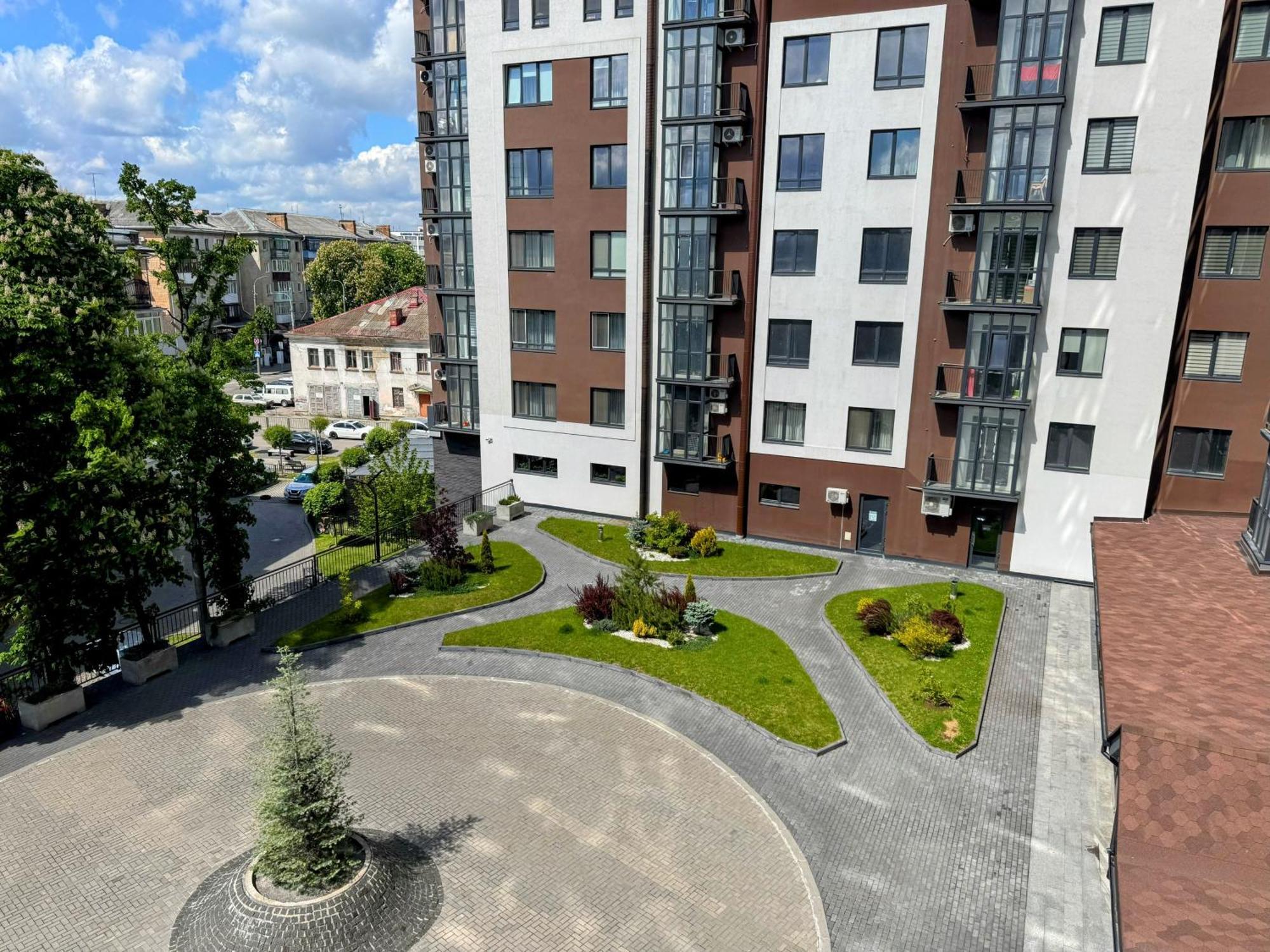 Vip Apartment У Центрі Міста, Новобуджк Театральний,Дуже Простора 罗夫诺 外观 照片